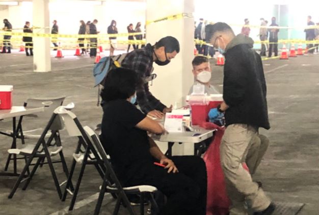 En Los Ángeles, California, usan estacionamiento para aplicar vacunas contra el COVID19 en-los-angeles-california-usan-estacionamiento-para-aplicar-vacunas-contra-el-covid19